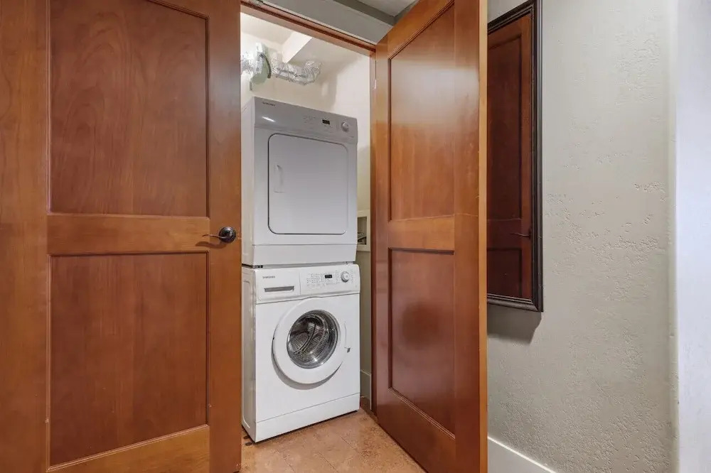 Luxury 3-Br Penthouse | INDOOR Pool & Hot Tub | Pool Table | 2 Decks + Mtn Views - фото 25