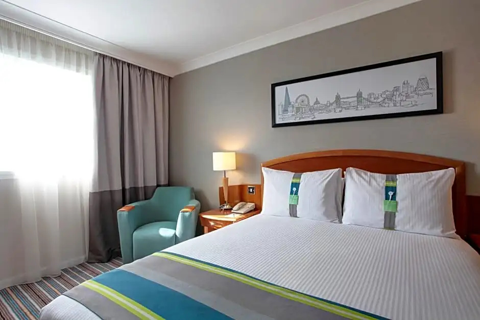 B&B HOTEL London Heathrow - Tap to explore photos