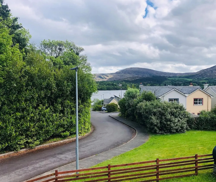 Modern Bright Detached Home Just a Short Stroll From Town