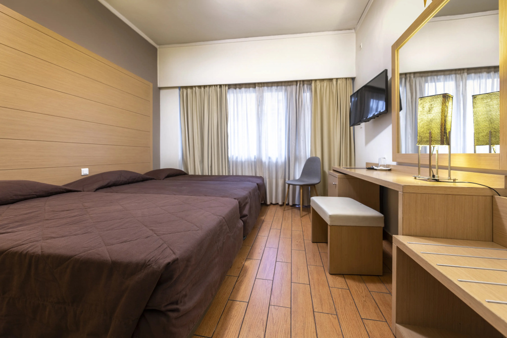Parnon Hotel — фото