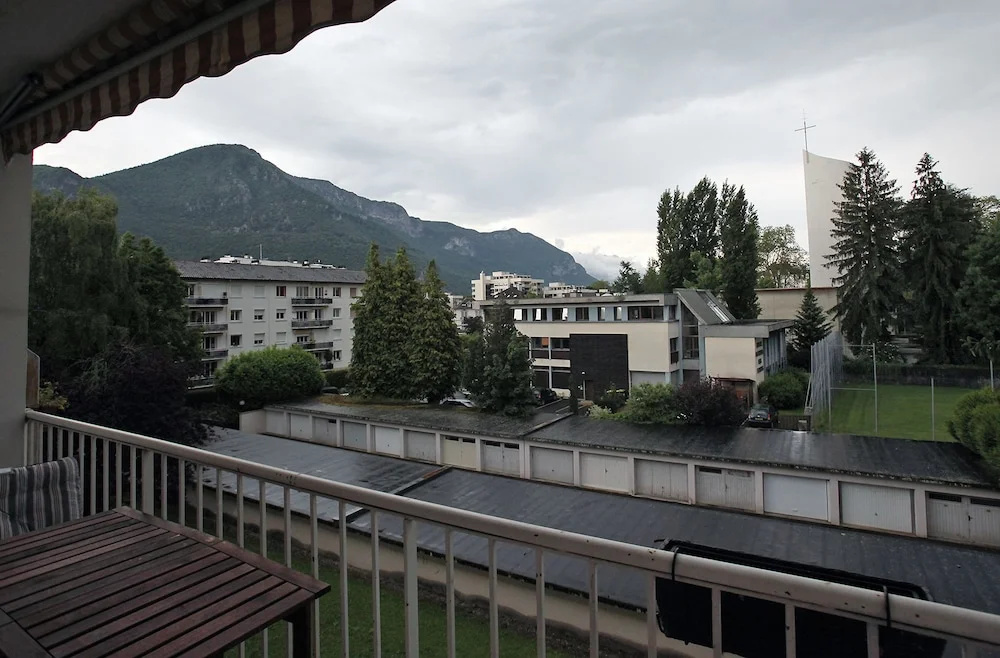 2 bright bedroom with balcony close to the lake