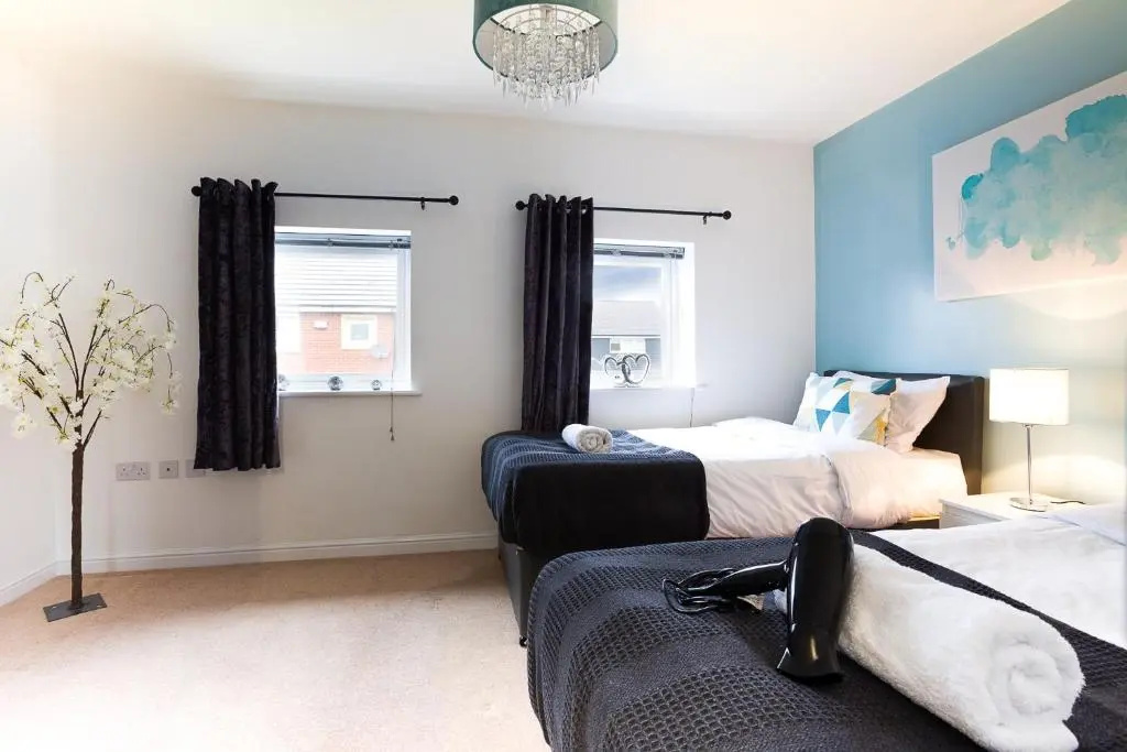 3 Bedroom 3 Bathroom House in Central Milton Keynes with Garden, Free Parking and Smart TV - Contractors, Relocation, Business Travellers