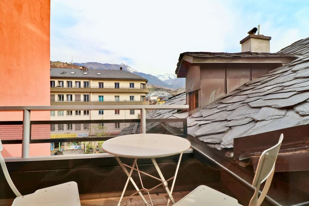 Cozy Penthouse in the old Town of Sion - фото 12