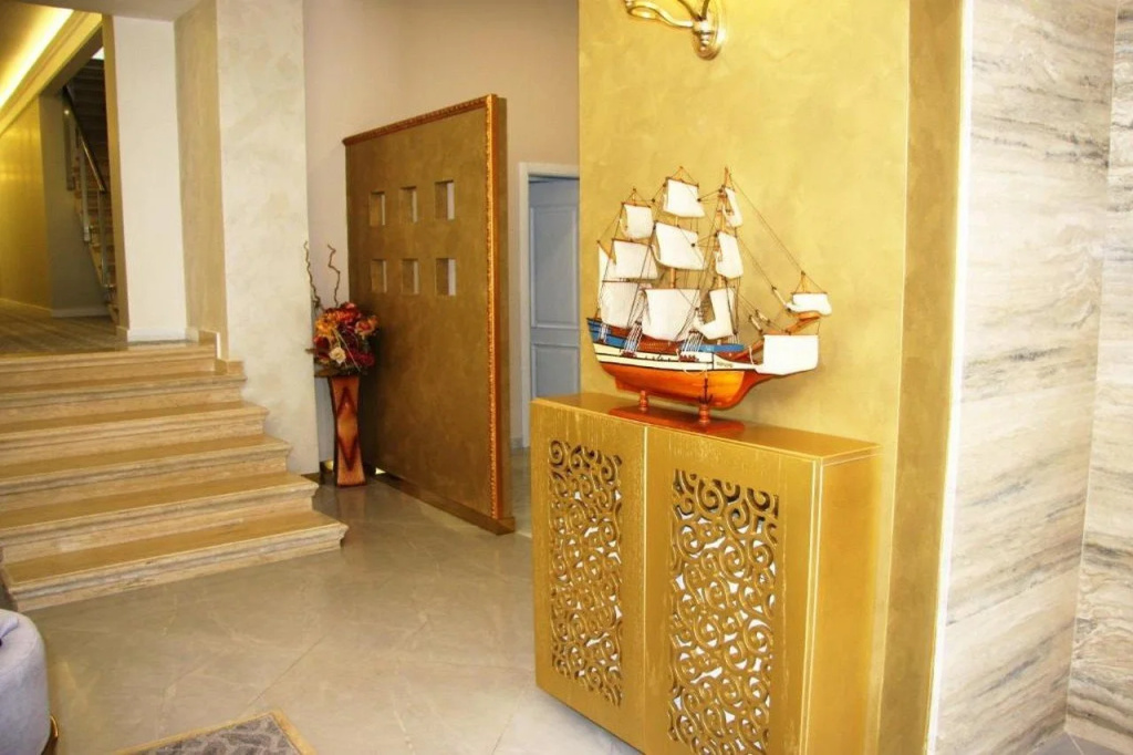 Lobby & Reception