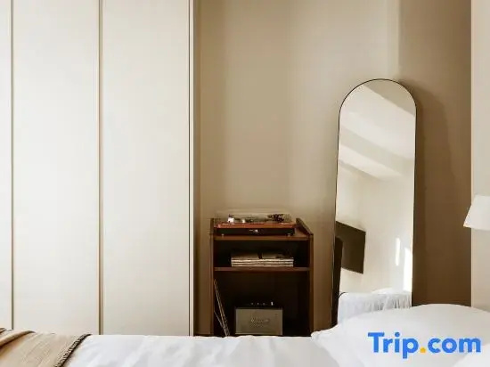 2 Bedrooms Apartment with city view