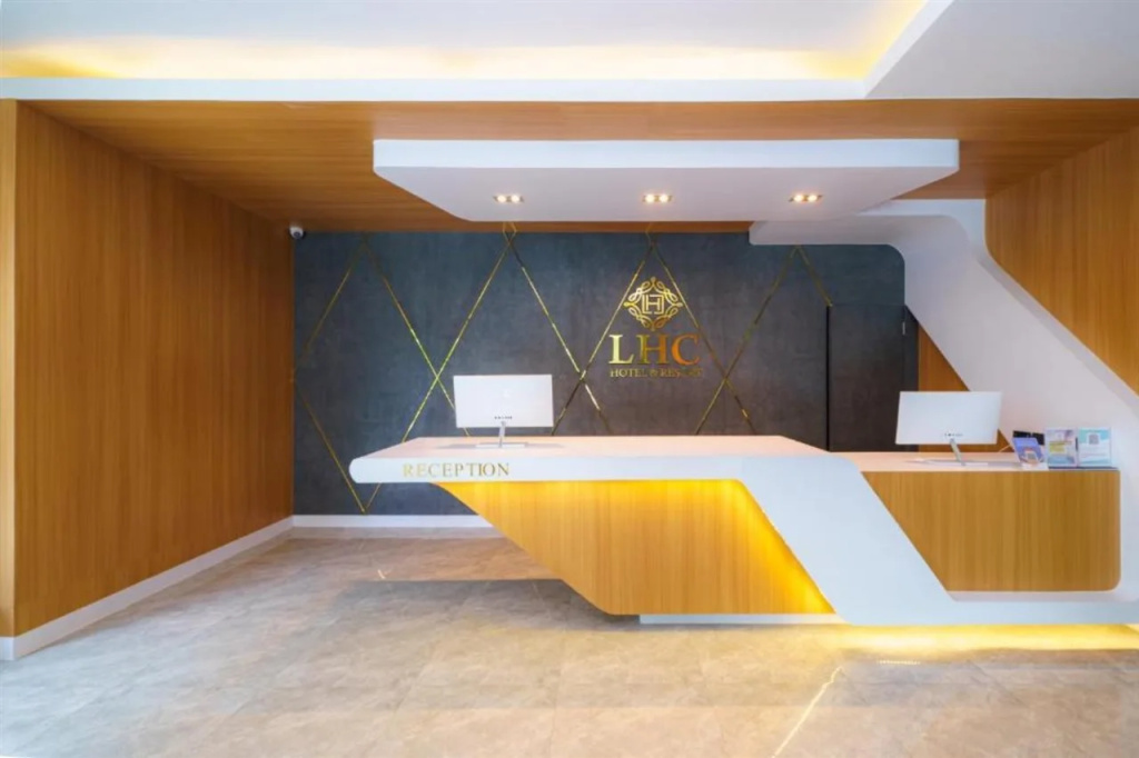 Курортный отель Lhc Hotel And Resort — фото