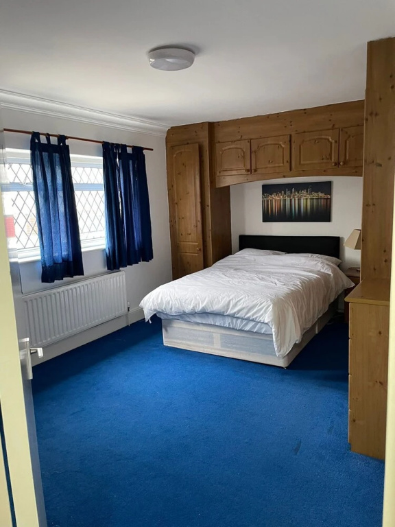 Charming 5-bed House in Mitcham