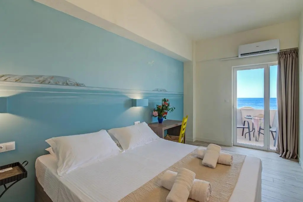 Deluxe Double room with balcony and with sea view full double bed
