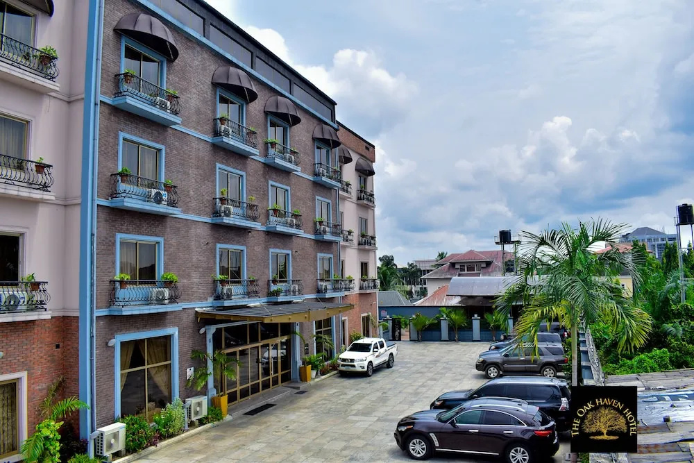 Oak Haven Hotel And Suites
