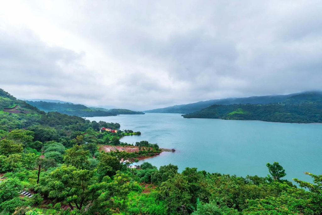 SaffronStays Riverdale, Mulshi - Lakefront villa with pool and mountain view