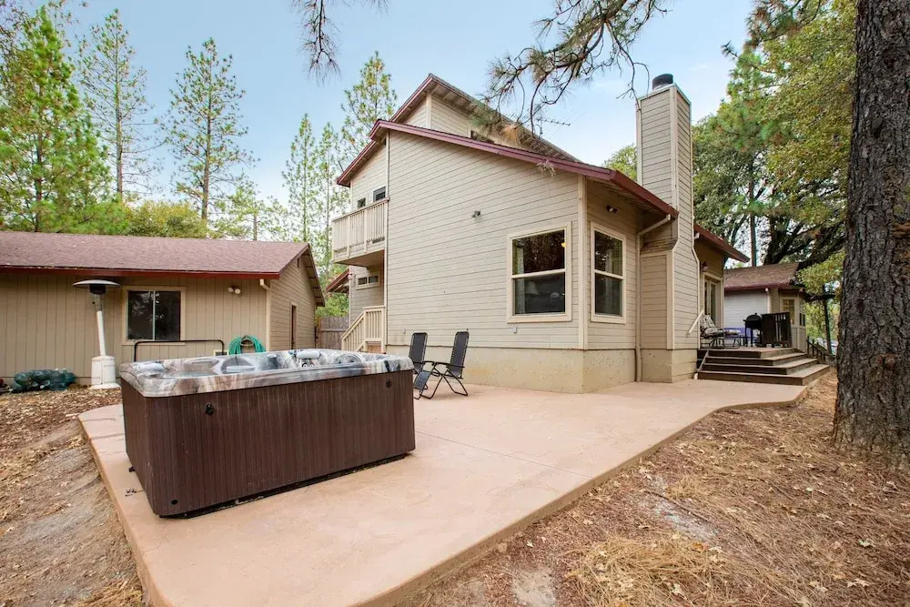 Mountain Retreat with Hot Tub & Pool Table - Just over 1 hour to Squaw Valley Resort! by RedAwning