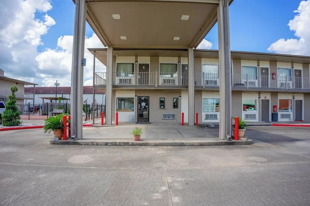 Regency Inn & Suites By OYO Bay City TX