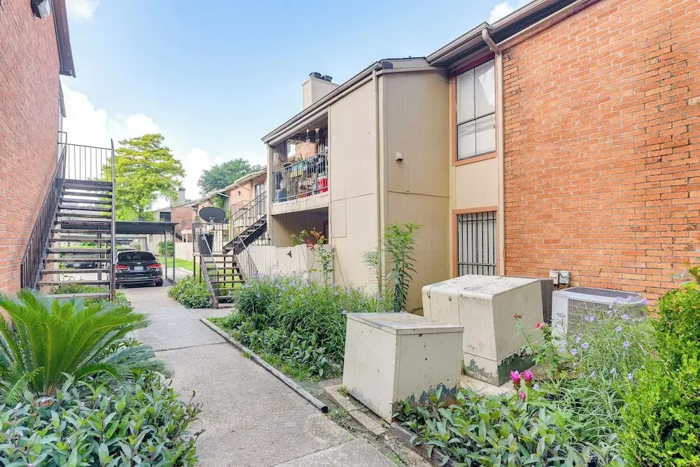 15 Mi to Dtwn Houston: Condo in Gated Community