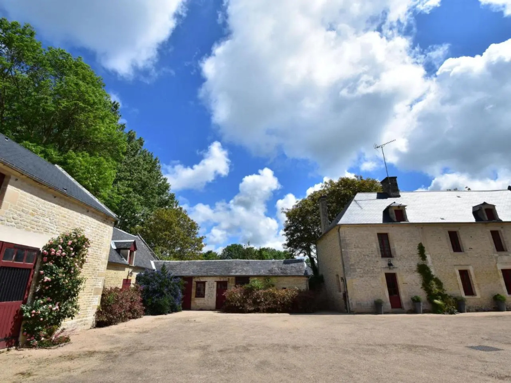 Luxurious mansion in Lantheuil with garden
