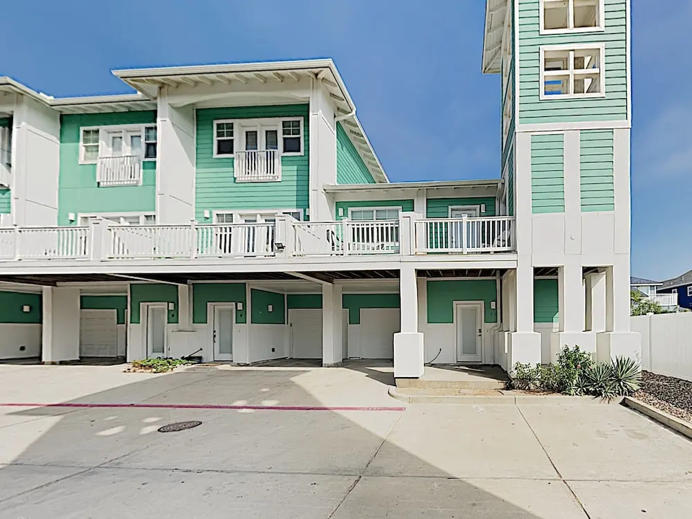 3BR Townhome with Tower Views by RedAwning