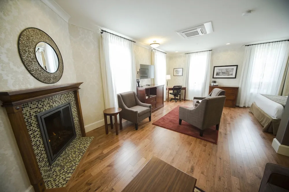 Deluxe Double Suite (full double bed)