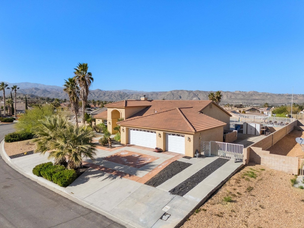 Casa Selecta - Pool, Hot Tub & Desert Skies 4 Bedroom Home