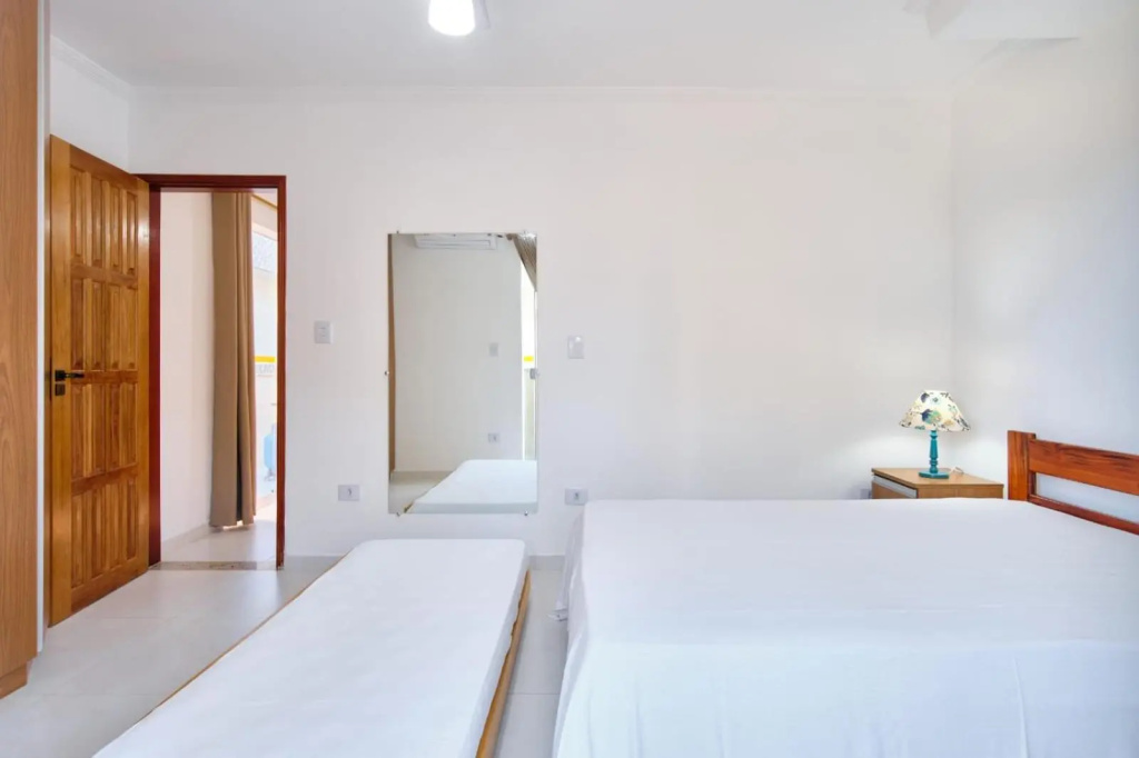 Apartamento com 02 dormitórios bem equipado com Ar condicionado - 100 metros da Praia