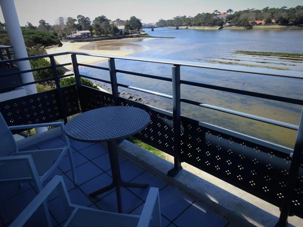 Standard Double room with lake view (full double bed)
