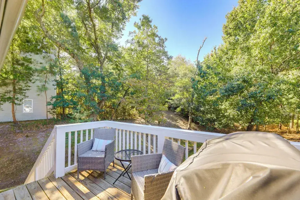 Lovely Emerald Isle Home, Walk to Beach!