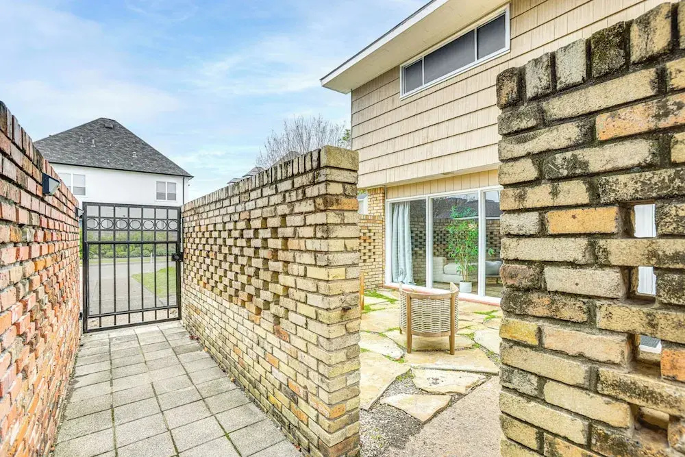 1 Mi to The Galleria: Houston Townhome w/ Patio!
