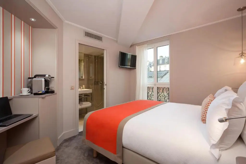 Vic Deluxe Double room (full double bed)