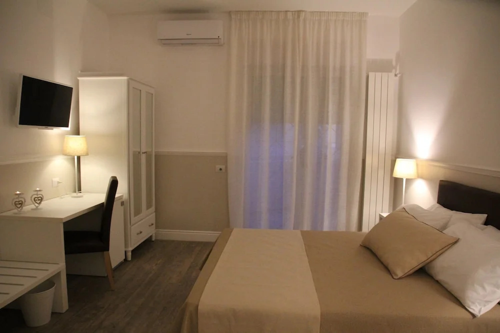 Deluxe Double room with city view (full double bed)