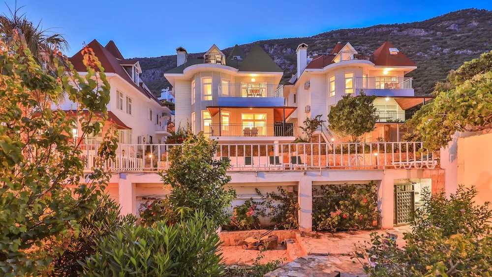 3 House Apart