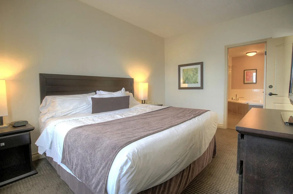 Grand Suites Grand Okanagan by KelownaGo - фото 5