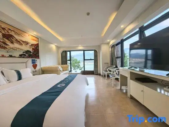 Deluxe Family Suite with river view