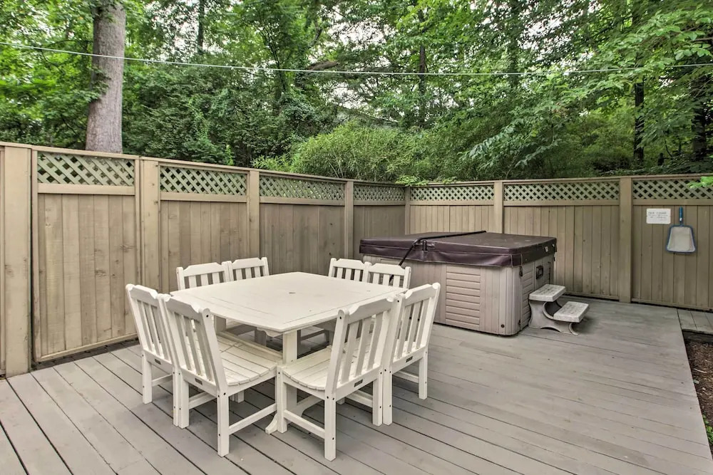 The White Elephant Inn Getaway w/ Pool & Hot Tub! — фото 4