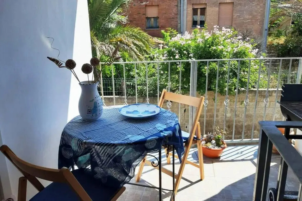 "Persiane blu" ampio appartamento in centro storico a Teulada