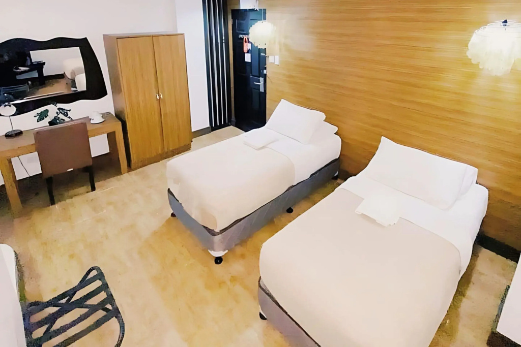 Deluxe (no window) Double room (twin beds)