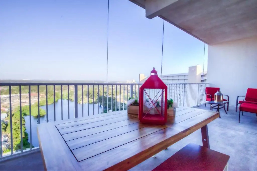 Large 3 Bd Penthouse 2034 In Laketown, Great Views and Amenities!