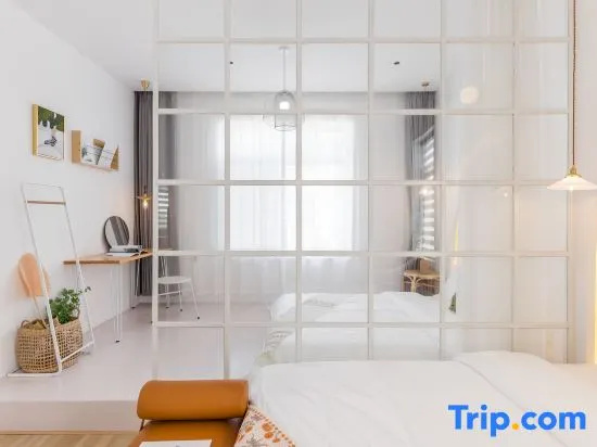2 Bedrooms Family Suite with pool view