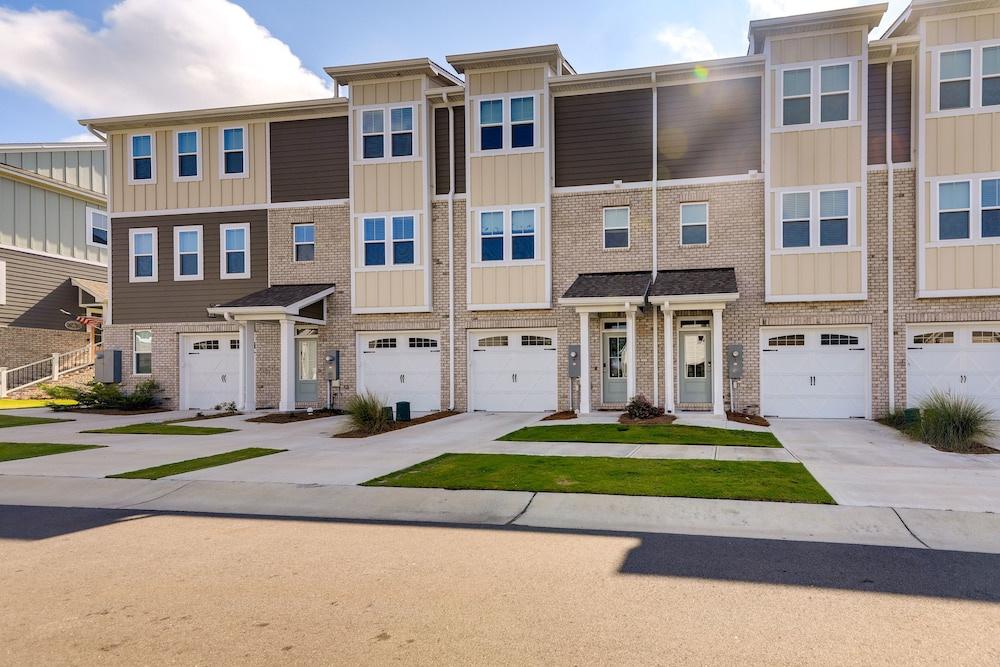 Beaufort Getaway w/ Pool Access, 2 Mi to Downtown!