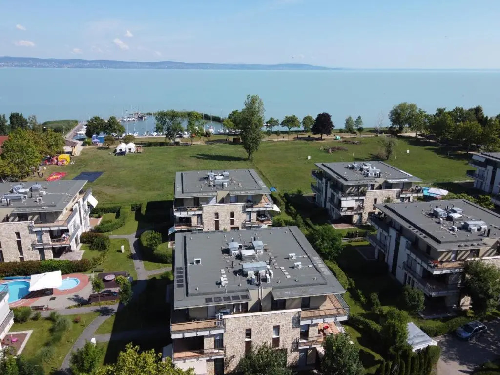 Lakeside Luxury Apartment - фото 16