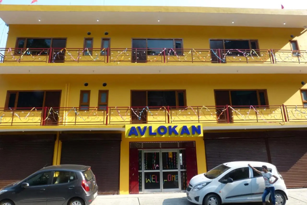 Hotel Avlokan - Near Kainchi Dham Mandir