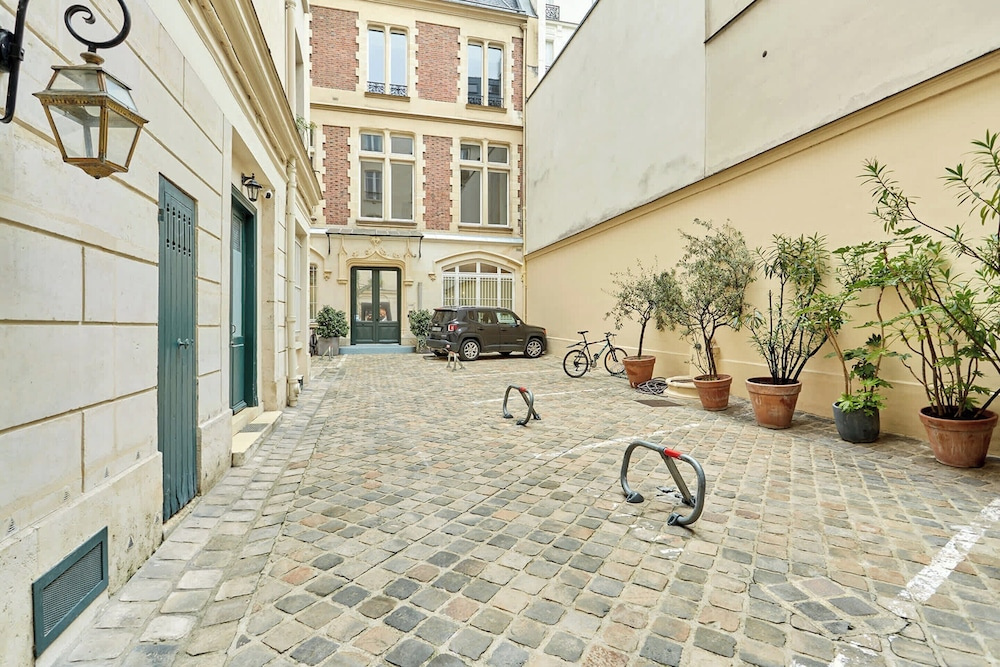 Superb AC- 2bdr Apartement Montaigne/arc de Triomphe