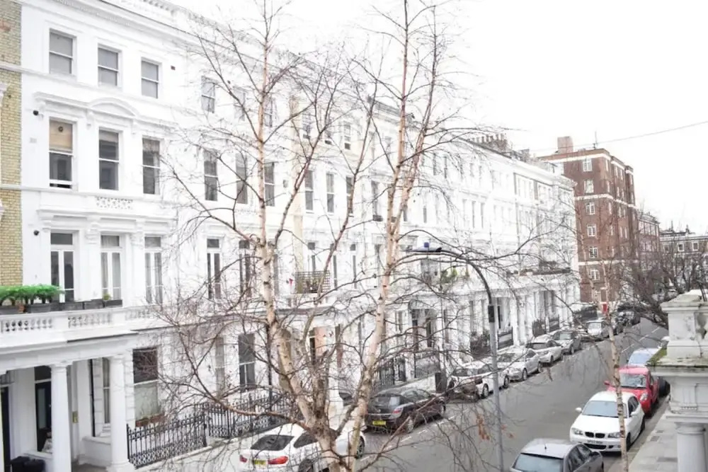 West Kensington Stunning 2 Bedroom Flat With Balcony