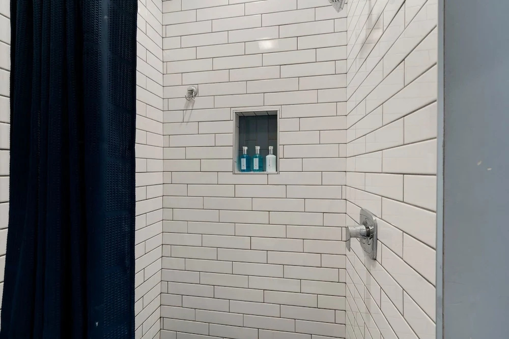 Cozy 2 Bed Home by West Loop With Parking Laundry
