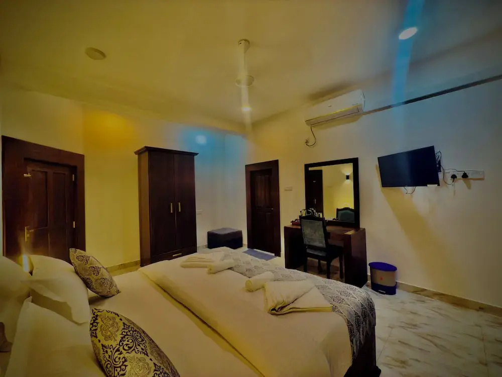 Deluxe Double room (full double bed)