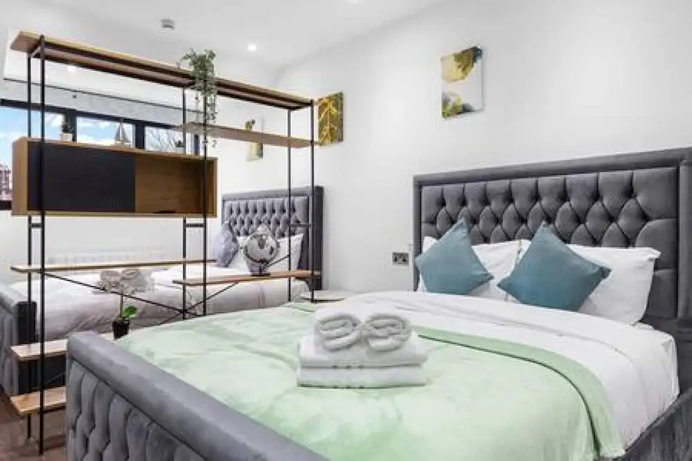 Modern Spacious Suite Sleeps 4 in Central London — фото