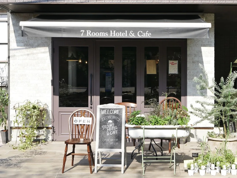 7 Rooms Hotel & Cafe