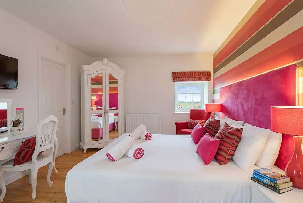 Bamburgh - Sleeps 8 - Dogs Stay Free - Enclosed Garden - Off Road Parking