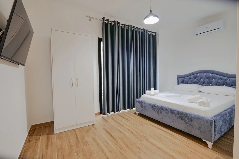 Deluxe Double room (full double bed)