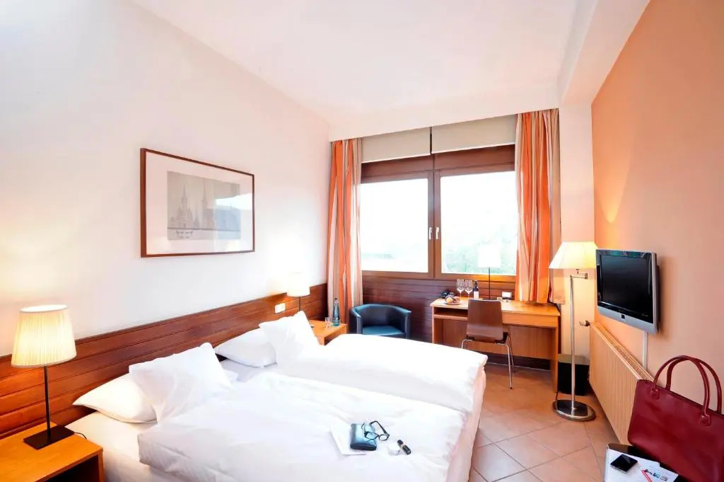 Standard Double room with street view (full double bed)