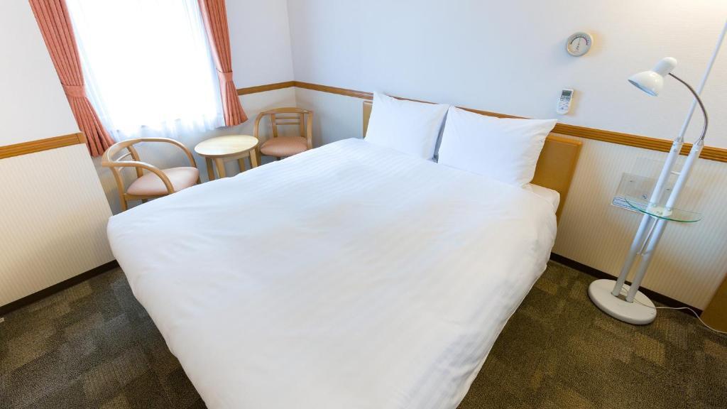 Двухместный номер Standard двуспальная кровать в Toyoko Inn Okinawa Naha Omoromachi Ekimae