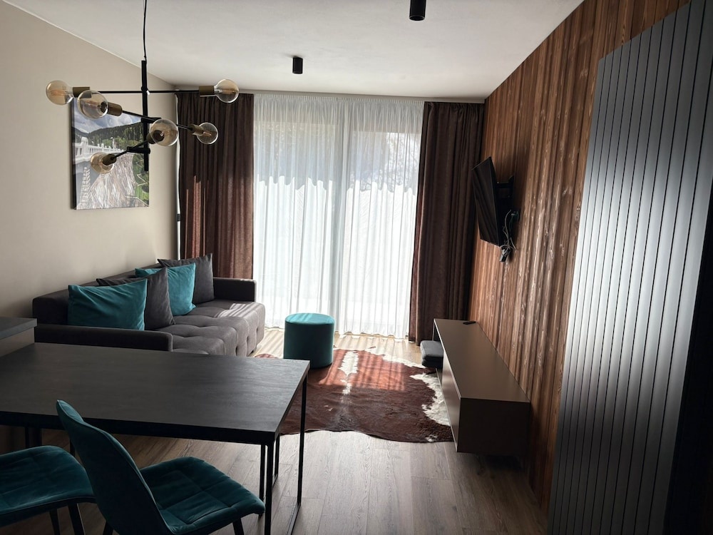 Avenue Chalet — 2