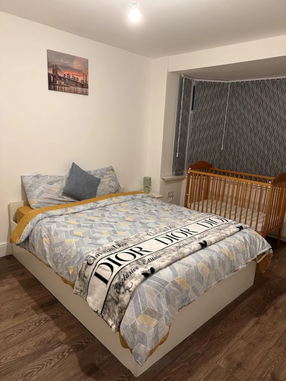 6-bed 3-bath Home - Sleeps 14 & Free Parking — фото